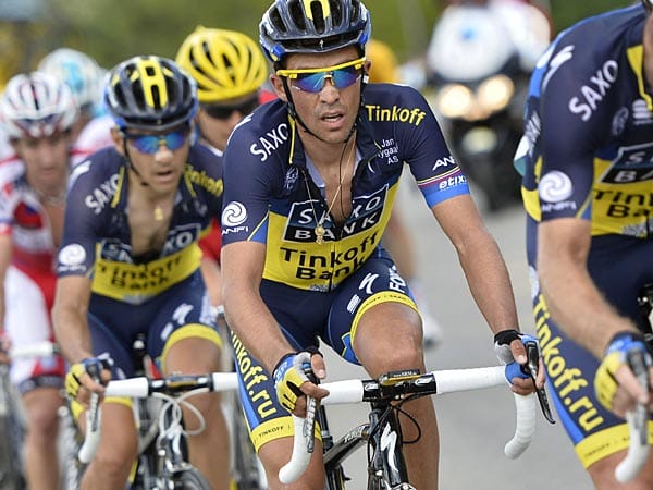 Comeback: Nach seiner Dopingsperre 2012 meldet sich Alberto Contador im Peloton der Tour zurück. Und der Spanier, der schon alle drei großen Landesrundfahrten gewonnen hat, gilt einmal mehr als einer der großen Favoriten. Dass dem Kapitän der dänischen Saxo-Bank-Equipe bisher die großen Ergebnisse in diesem Jahr fehlen, ficht ihn nicht an. Der nächste Tour-Sieg soll her. Nicht mehr, nicht weniger.