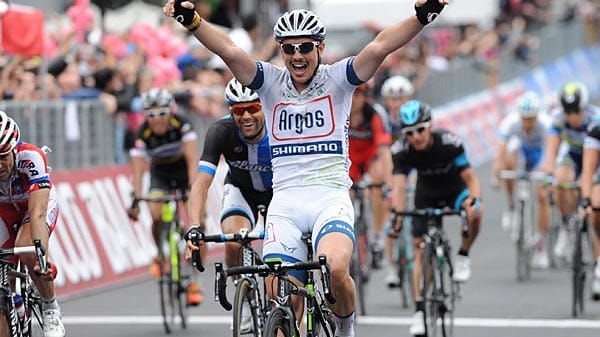 Aller guten Dinge sind drei: Nachdem John Degenkolb 2012 bei der Spanien-Rundfahrt zuschlug, sicherte er sich im Mai auch beim Giro d'Italia einen Etappensieg (im Bild). Jubelt der deutsche Hoffungsträger aus dem Team Argos-Shimano nun auch bei seiner Tour-Premiere? Mit Co-Kapitän Marcel Kittel hat die niederländische Mannschaft noch einen zweiten deutschen Trumpf für die Sprints dabei.