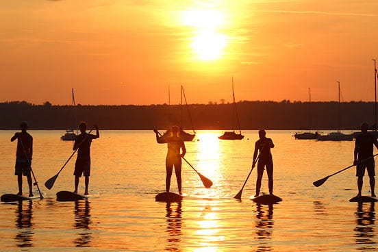 Stand-up-Paddling bei Sonnenuntergang am Starnberger See.