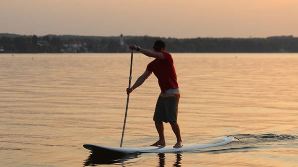 Starnberger See: Aufrecht Paddeln auf dem SUP-Board.