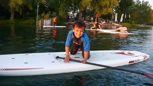 Kind auf einem SUP-Board auf dem Bodensee.