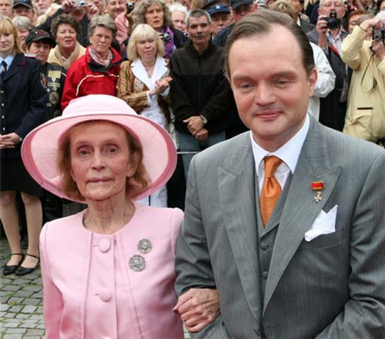 Alexander Fürst zu Schaumburg-Lippe trauert um seine Mutter Benita. Sie starb am 8. Mai 2013 nach langer Krankheit im Alter von 85 Jahren.