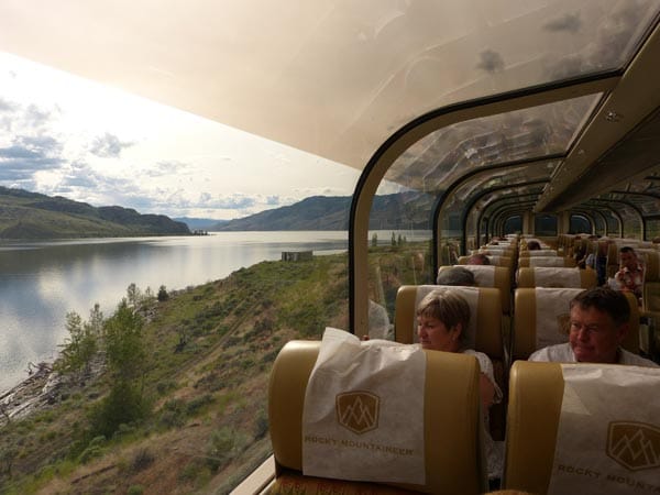 Waggon mit Aussicht: Das Glasdach ermöglicht den Passagieren einen perfekten Blick auf die Landschaft.