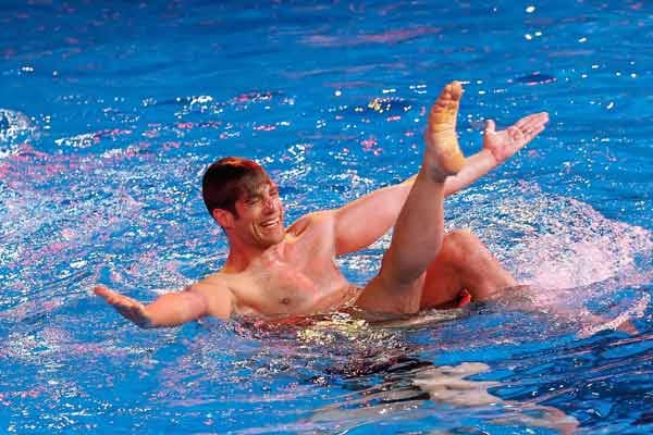 "Pool Champions": Carsten Spengemann beim Synchronschwimmen