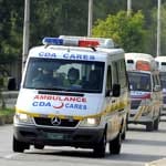 Ein langer Konvoi von Krankenwagen transportiert die Opfer ab. Ein langer Konvoi von Krankenwagen transportiert die Opfer ab.