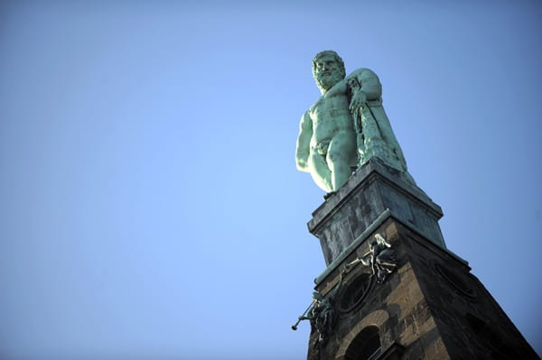 Die auf einem 70 Meter hohen Sockel thronende Herkulesstatue im Park ist zugleich das Wahrzeichen der Stadt Kassel.