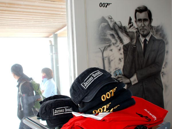 Fast 45 Jahre nach den Dreharbeiten zum Bond-Film "Im Geheimdienst Ihrer Majestät" mit George Lazenby als 007-Darsteller werden am Drehort auf dem Schilthorn in den Schweizer Alpen mit Bond-Souvenirs immer noch gute Geschäfte gemacht - unter anderem mit Mützen und Sweat-Shirts im 007-Design.