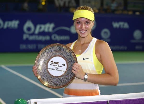 Erstmals seit April 2011 steht die 23-Jährige wieder in einem WTA-Finale. Dort verliert sie zwar knapp gegen Maria Kirilenko, rückt in der Weltrangliste aber um zwölf Plätze auf Rang 40 vor.