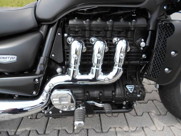 Einmalig im Motorradbau: Reihen-Dreizylinder, vier Ventile pro Zylinder und Einzelhubräume von über 765 Kubik.