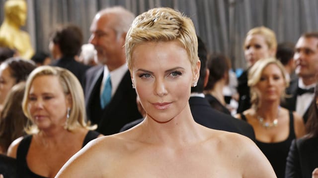 Auch Charlize Theron trägt den Pixie Cut