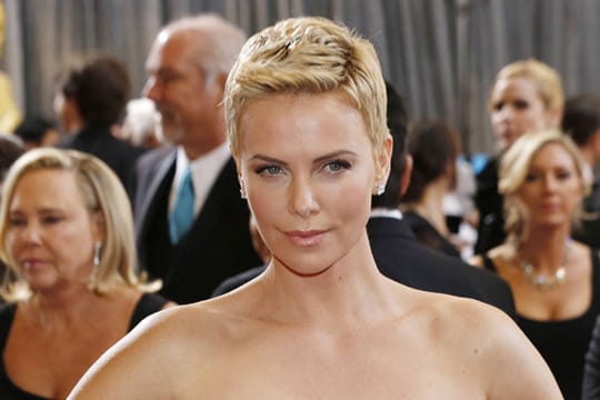 Auch Charlize Theron trägt den Pixie Cut