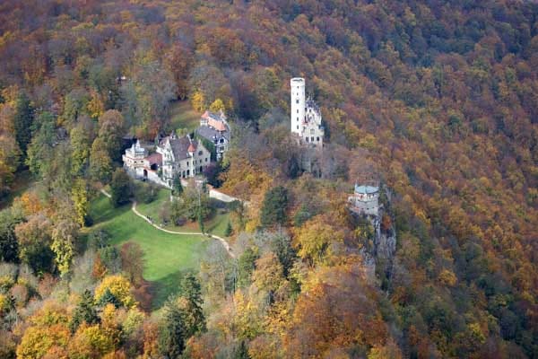 Schloss Lichtenstein am Traufe der Schwäbischen Alb.