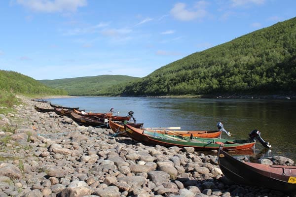 Angeln in Lappland: Boote am Ufer des Tenojoki.