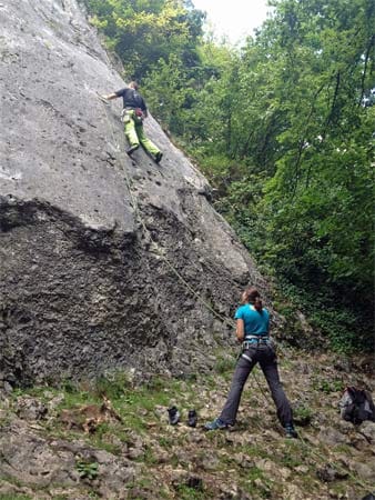 Klettern am Fels: Sichern des Kletterpartners.