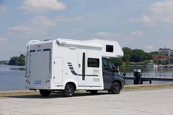 Der 5,64 Meter kurze Hobby Siesta Sport A55 GS mit Alkoven ist so konzipiert, dass am Heck eine Haltevorrichtung für Sportgeräte montiert werden kann. Der 5,64 Meter kurze Hobby Siesta Sport A55 GS mit Alkoven ist so konzipiert, dass am Heck eine Haltevorrichtung für Sportgeräte montiert werden kann.