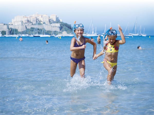 Korsika: Kristallklares Wasser am Strand des Feriendorfes "Zum störrischen Esel".