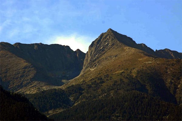 Pyrenäen: Der 2785 Meter hohe Pic du Canigou türmt sich über die Sanstrände von Canet Plag.