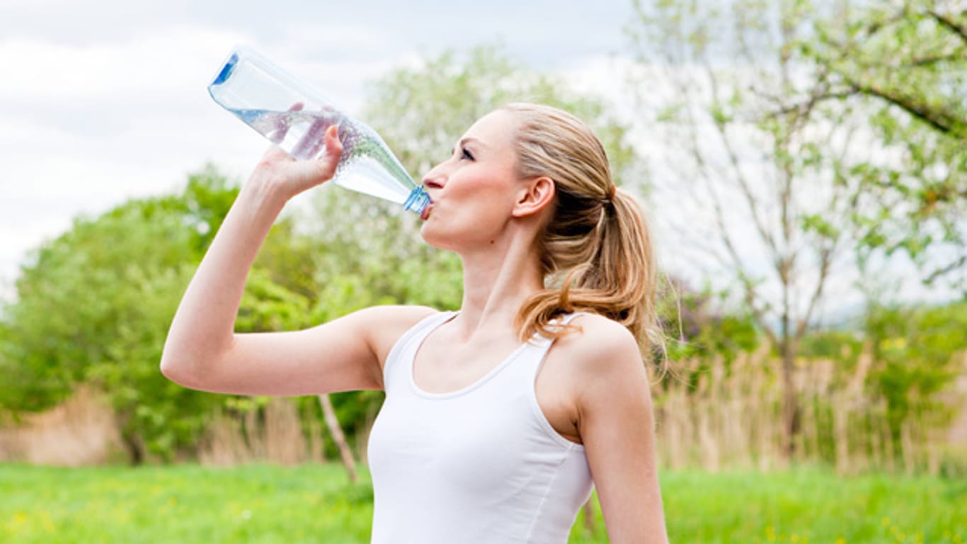 Wasser trinken: Gesund oder ungesund?