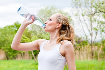 Wasser trinken: Gesund oder ungesund?