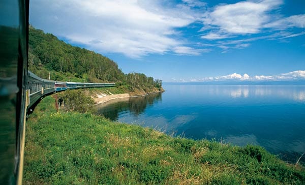 Einer der schönsten Abschnitte auf der Strecke der Transsibirischen Eisenbahn sind die 200 Kilometer entlang des Baikalsees.