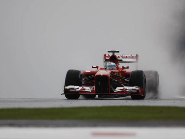 Der Formel-1-Zirkus macht Stopp in Silverstone. Und England begrüßt Fernando Alonso (im Bild) und die Königsklasse des Motorsports mit landestypischem Wetter.
