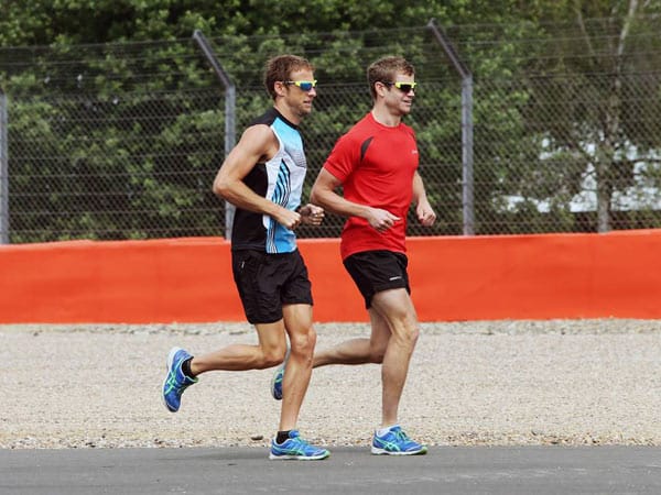 Am Vortag ist es noch trocken. Jenson Button (li.) joggt mit seinem Personal Trainer über die Strecke.