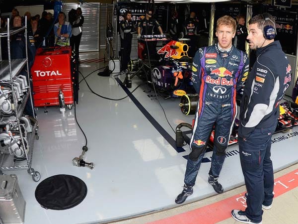 Sebastian Vettel fährt im ersten Training keine gezeitete Runde, sondern bleibt wegen des schlechten Wetters lieber im Trockenen.