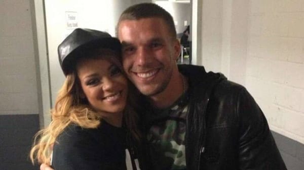 Nach ihrem Konzert in Köln am 27. Juni 2013 ließ sich Popstar Rihanna mit Arsenal-Kicker Lukas Podolski ablichten - und die beiden Promis strahlten um die Wette.
