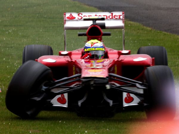 Im zweiten freien Training ist es trocken. Felipe Massa fliegt dennoch von der Strecke und lädiert seinen Boliden.
