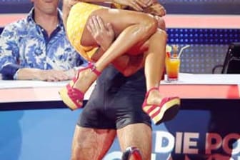 Freche Aktion von Konny Reimann bei "Die Pool Champions": Er schnappte sich Jurorin Verona Pooth...