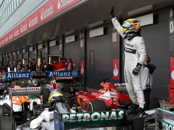 Ein toller Tag für Lewis Hamilton. Mit seiner Pole Position beglückt er die englischen Fans.