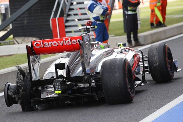 Im dritten freien Training hat Sergio Perez' Bolide einen schweren Reifenschaden. Die Session muss unterbrochen und der Unterboden der McLaren ausgetauscht werden.