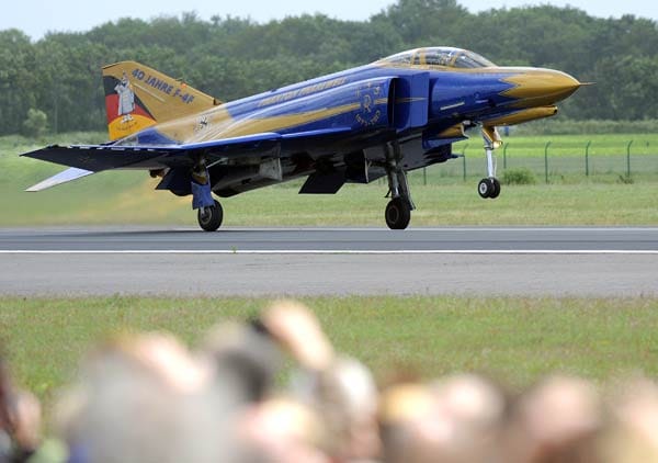 Nach 40 Jahren rangiert die Luftwaffe die Phantom-Kampfjets mit einer spektakulären Flugshow aus.