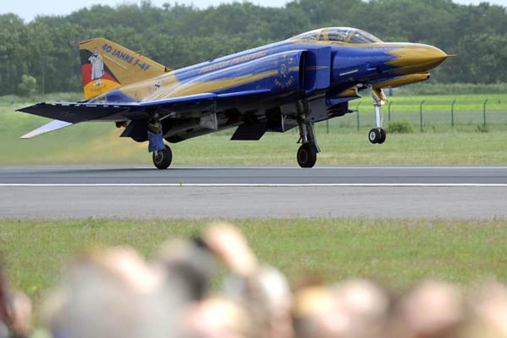 Nach 40 Jahren rangiert die Luftwaffe die Phantom-Kampfjets mit einer spektakulären Flugshow aus.