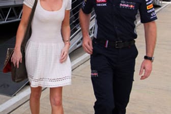 Rennsonntag: Ex-Spice-Girl Geri Halliwell wird von Red-Bull-Teamchef Christian Horner herumgeführt.