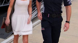 Rennsonntag: Ex-Spice-Girl Geri Halliwell wird von Red-Bull-Teamchef Christian Horner herumgeführt.