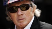Der dreimalige F1-Weltmeister Jackie Stewart schaut noch skeptisch drein.