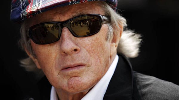Der dreimalige F1-Weltmeister Jackie Stewart schaut noch skeptisch drein.