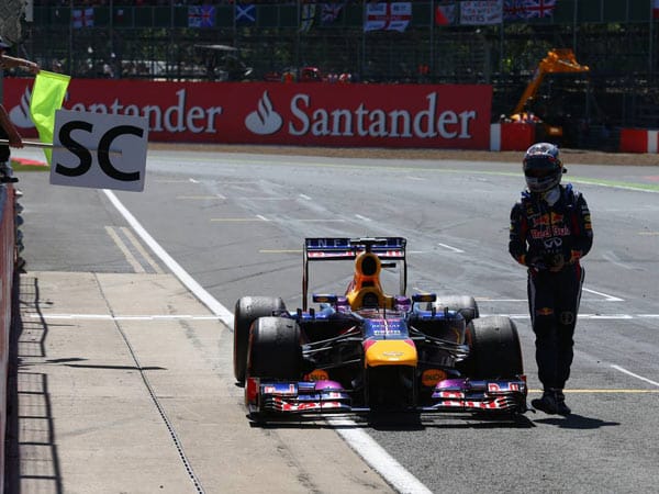 Sebastian Vettel kann es nicht fassen. Er scheidet als Führender in Silverstone aufgrund eines Getriebeschadens aus.