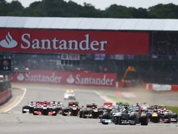 Lokalmatador Lewis Hamilton führt das Feld kurz nach Rennbeginn an, kommt aber aufgrund erheblicher Reifenprobleme am Ende nur als Vierter ins Ziel.