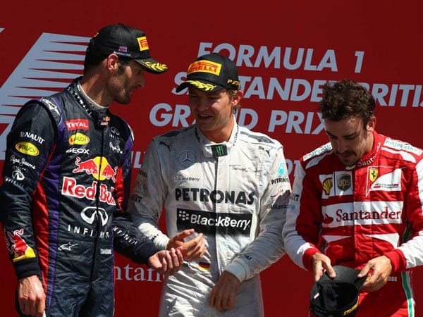 Red-Bull-Pilot Mark Webber (li.) ist nach dem Chaos beim Rennstart frustriert, fährt aber dann ein solides Rennen und schnappt sich Platz zwei. Den letzten Podiumsplatz sichert sich Ferrari-Pilot Fernando Alonso (re.).