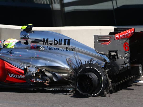 Die Reifen-Probleme in Silverstone ziehen sich durch das gesamte Rennen. Auch an Felipe Massas Ferrari platzt ein Reifen, ebenso wie bei Jean-Eric Vergnes Toro Rosso und dem McLaren von Sergio Perez (im Bild).
