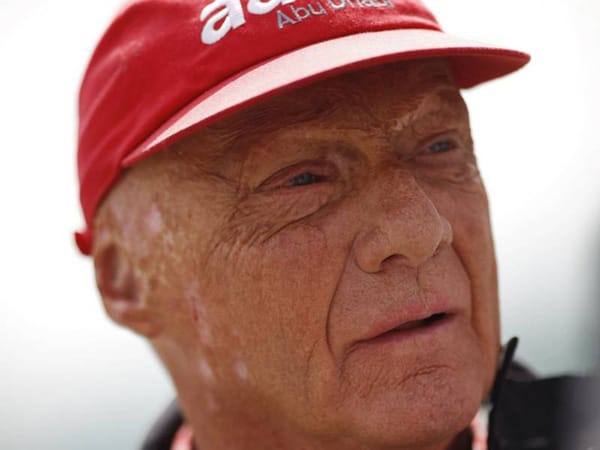 Formel-Eins-Experte Niki Lauda übt nach dem Rennen heftige Kritik am Reifenhersteller: "Pirelli muss reagieren und ist jetzt absolut gefordert."