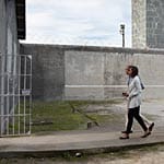 Michelle und Barack Obam besichtigen den Gefängnishof von Robben Island. 27 Jahre waren Nelson Mandela und viele seiner Mitstreiter hier gefangen.