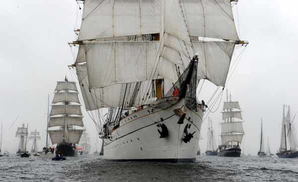 Wie an einer Perlenschnur reihten sich die Groß- und Traditionssegler auf der Kieler Förde - um sie herum zahlreiche kleinere und größere Segelboote und Jachten.