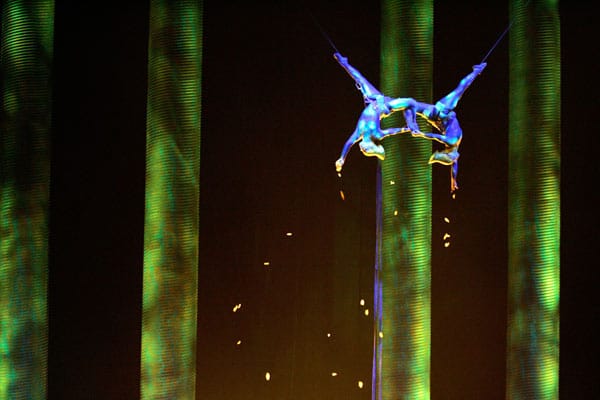 Dieses Archivbild aus dem Jahr 2008 zeigt Sarah Guyard-Guillot (links) mit Sami Tiaumassi bei ihrer "Forest People"-Performance im MGM Grand Resort in Las Vegas. Dieses Archivbild aus dem Jahr 2008 zeigt Sarah Guyard-Guillot (links) mit Sami Tiaumassi bei ihrer "Forest People"-Performance im MGM Grand Resort in Las Vegas.