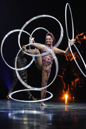 Der Zirkus erklärte, er werde bei der Aufklärung des tragischen Unglücks eng mit den Behörden von Las Vegas zusammenarbeiten. Die Show wurde bis auf Weiteres abgesagt. Der Zirkus erklärte, er werde bei der Aufklärung des tragischen Unglücks eng mit den Behörden von Las Vegas zusammenarbeiten. Die Show wurde bis auf Weiteres abgesagt.