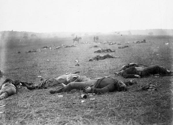 Drei Tage lang tobte der Kampf vor Gettysburg, 8000 Menschen fielen der entscheidenden Schlacht des Bürgerkriegs zum Opfer. Der Fotograf Timothy O'Sulivan hielt die Opfer fest - und nannte sein Bild "Die Ernte des Todes".