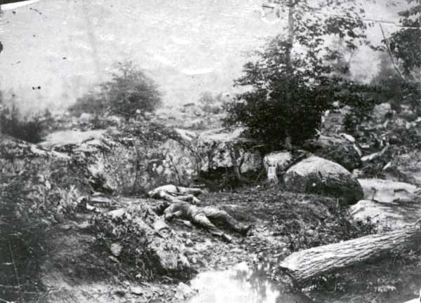 Die Leichen liegen über dem großen Schlachtfeld in Pennsylvania verteilt. Von den Kämpfen selbst gibt es keine Bilder - dafür waren die neuen Apparate zu schwer zu handhaben und auch zu wertvoll.