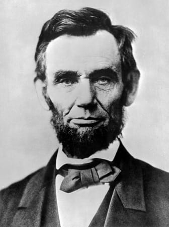 Abraham Lincoln war als Präsident der Vereinigten Staaten der Oberbefehlshaber der Armee der Nordstaaten. Vor Gettysburg musste er fürchten, dass Lee zur Hauptstadt Washington vordrang und ihn zur Aufgabe zwang. Auch politisch war der Krieg im Norden inzwischen höchst umstritten.